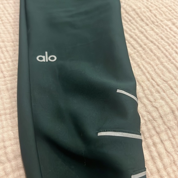 Alo Sequence Reflective Legging in Forest Green - Picture 5 of 6